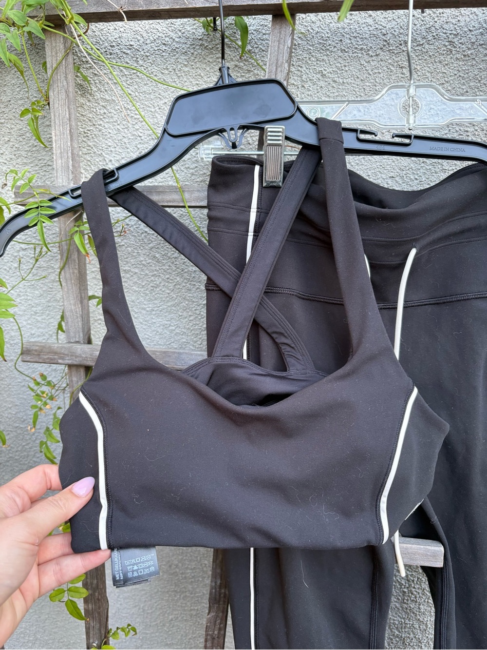 Vuori Daily Piped Drawstring leggings + Sports Bra SET Black - Picture 10 of 14